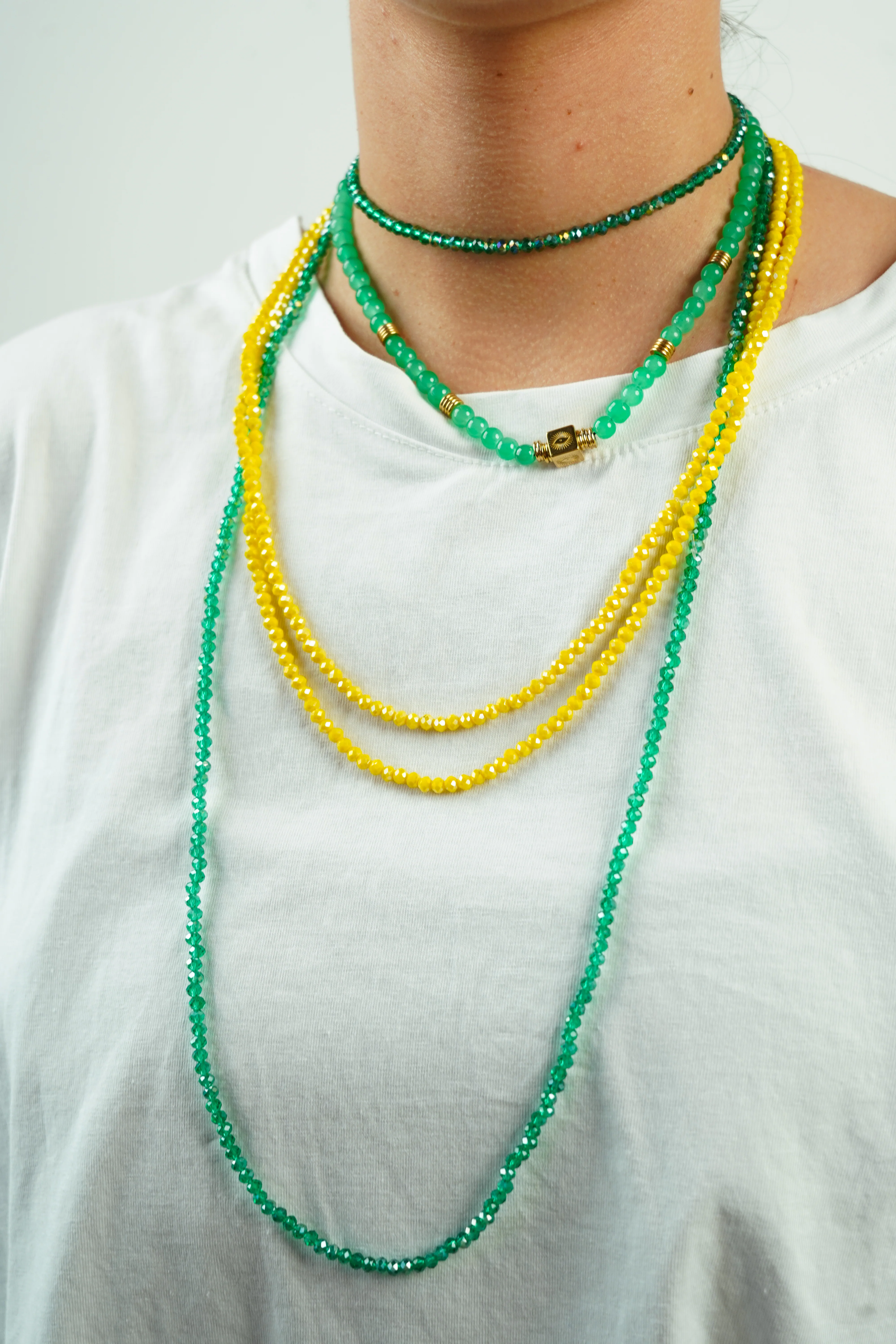Collier en perles jaunes