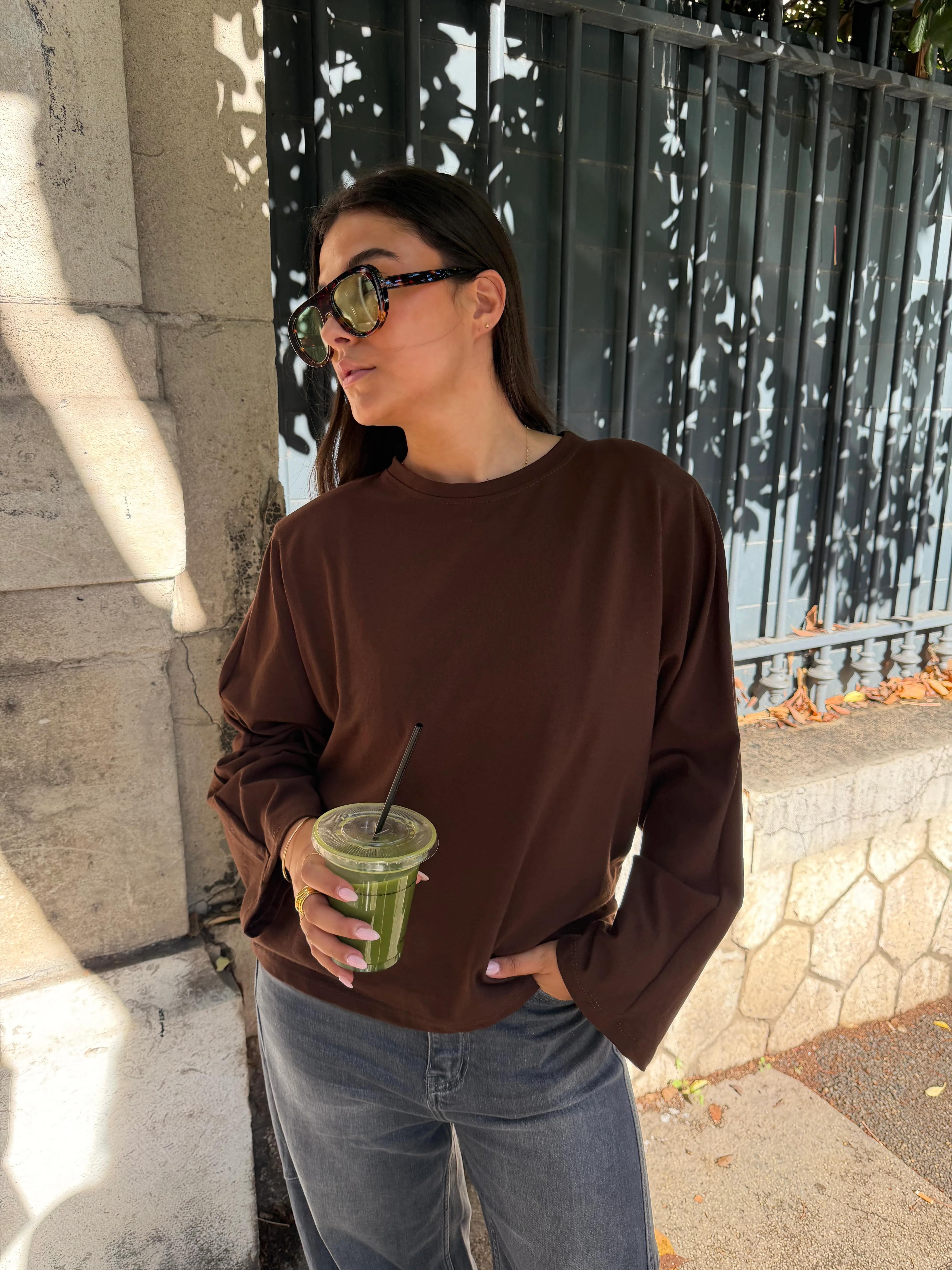 Tee-shirt Theodora marron avec épaulettes